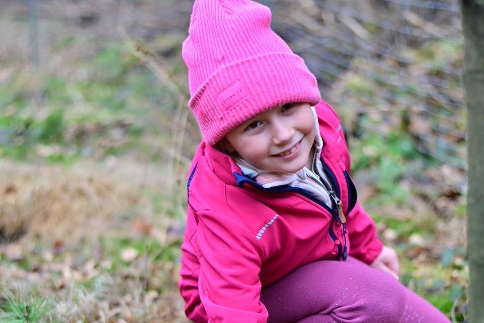 Lotta pflanzt einen jungen Baum