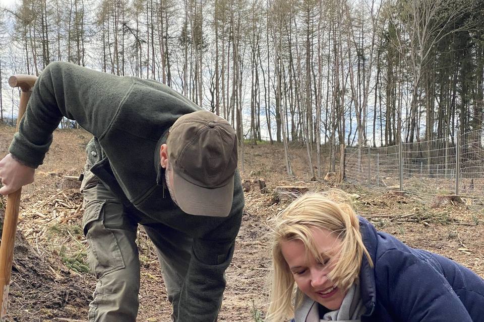 Förster und Helferin beim Pflanzen